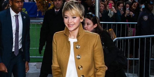 Jennifer Lawrence Kalahkan Angelina Jolie Sebagai Artis Terbaik thumbnail