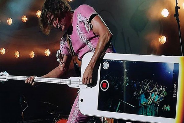 Hasil kawin silang Gitar Bass dengan iPhone, Gimana jadinya ya?