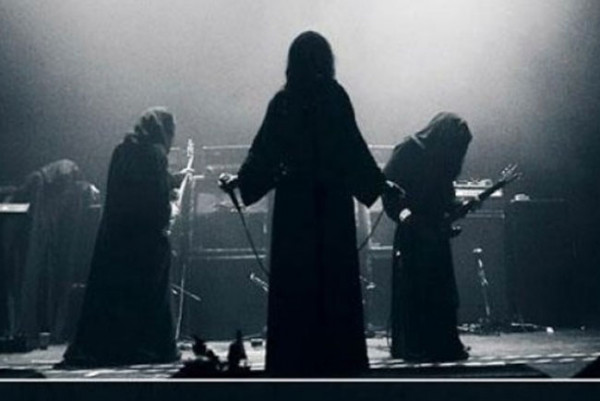 Enggak Cuma Musiknya, Penampilan 4 Band Ini Juga Buat Merinding!