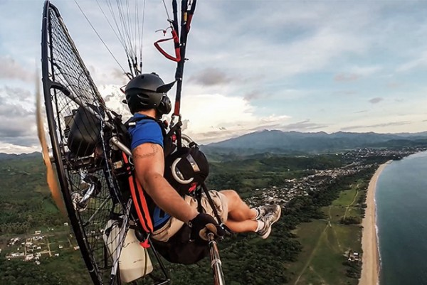 Cobain Sensasi Terbang ke Angkasa dengan Paramotor