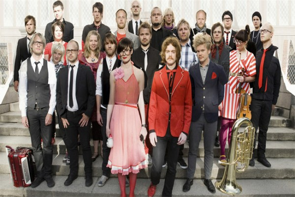 Deretan Band yang Punya Personil Super Banyak