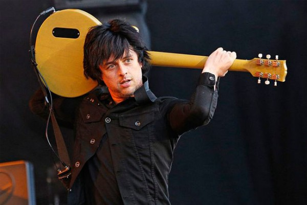 Vokalis Green Day Buang Gitar Seharga Rp 84 Juta